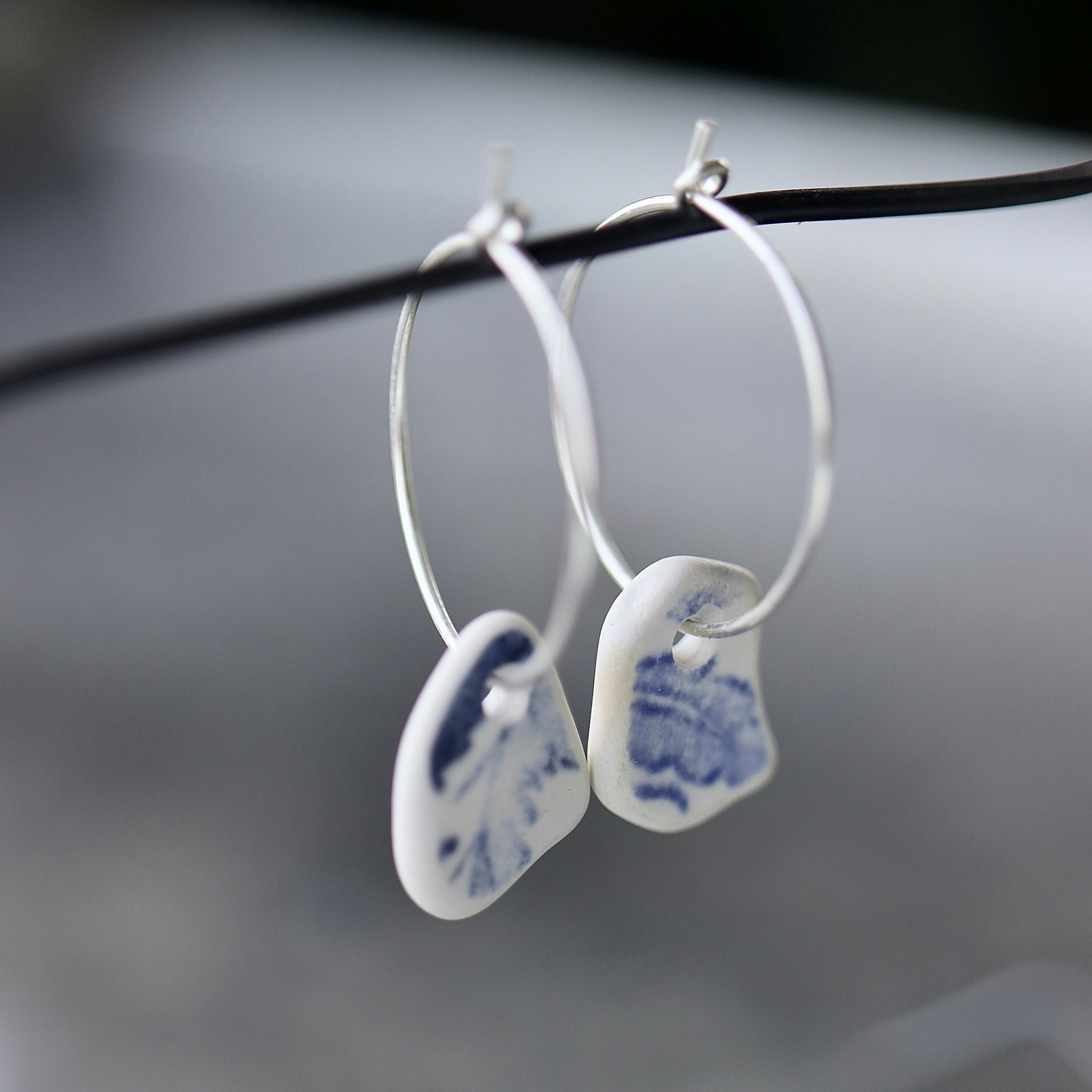 Small Loop Porcelain Dreams örhängen