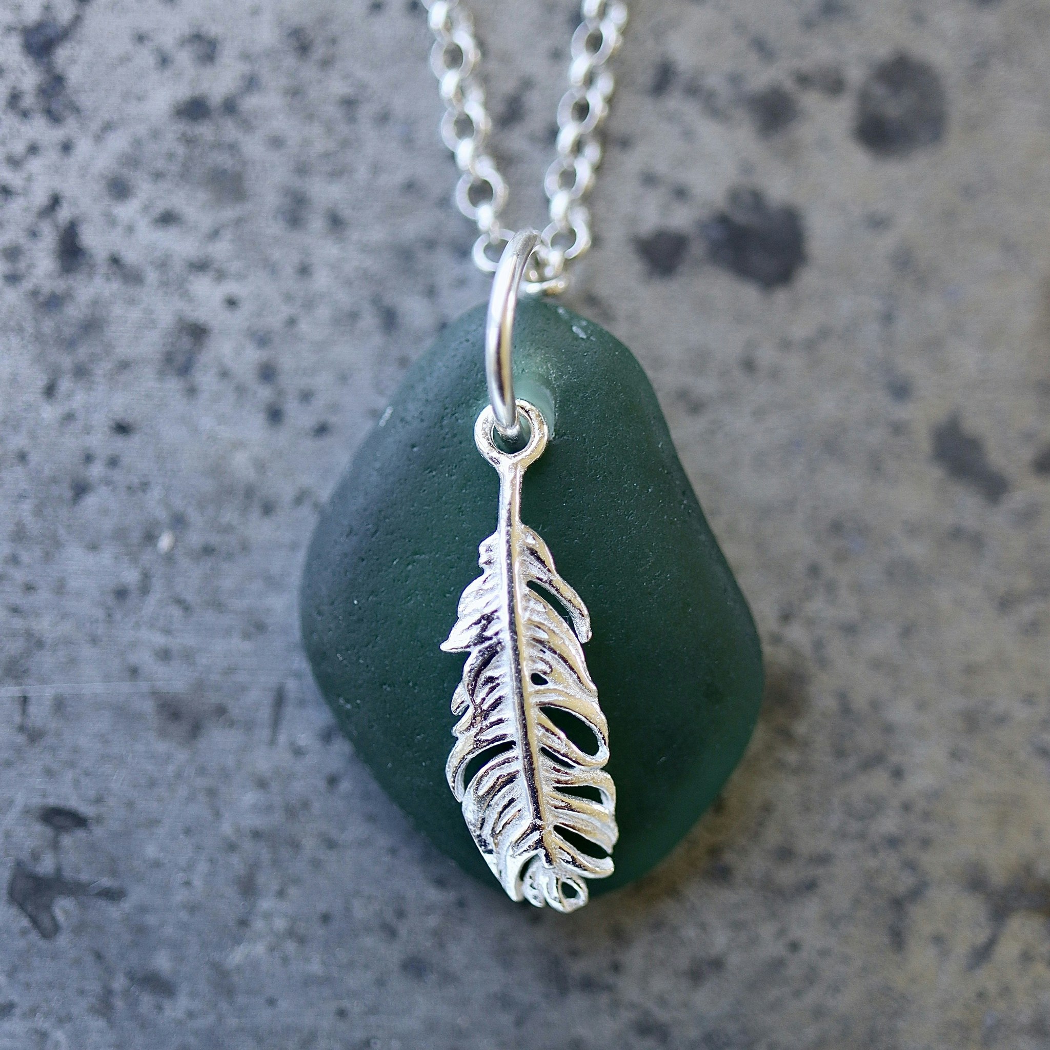 Light As A Feather berlockhalsband