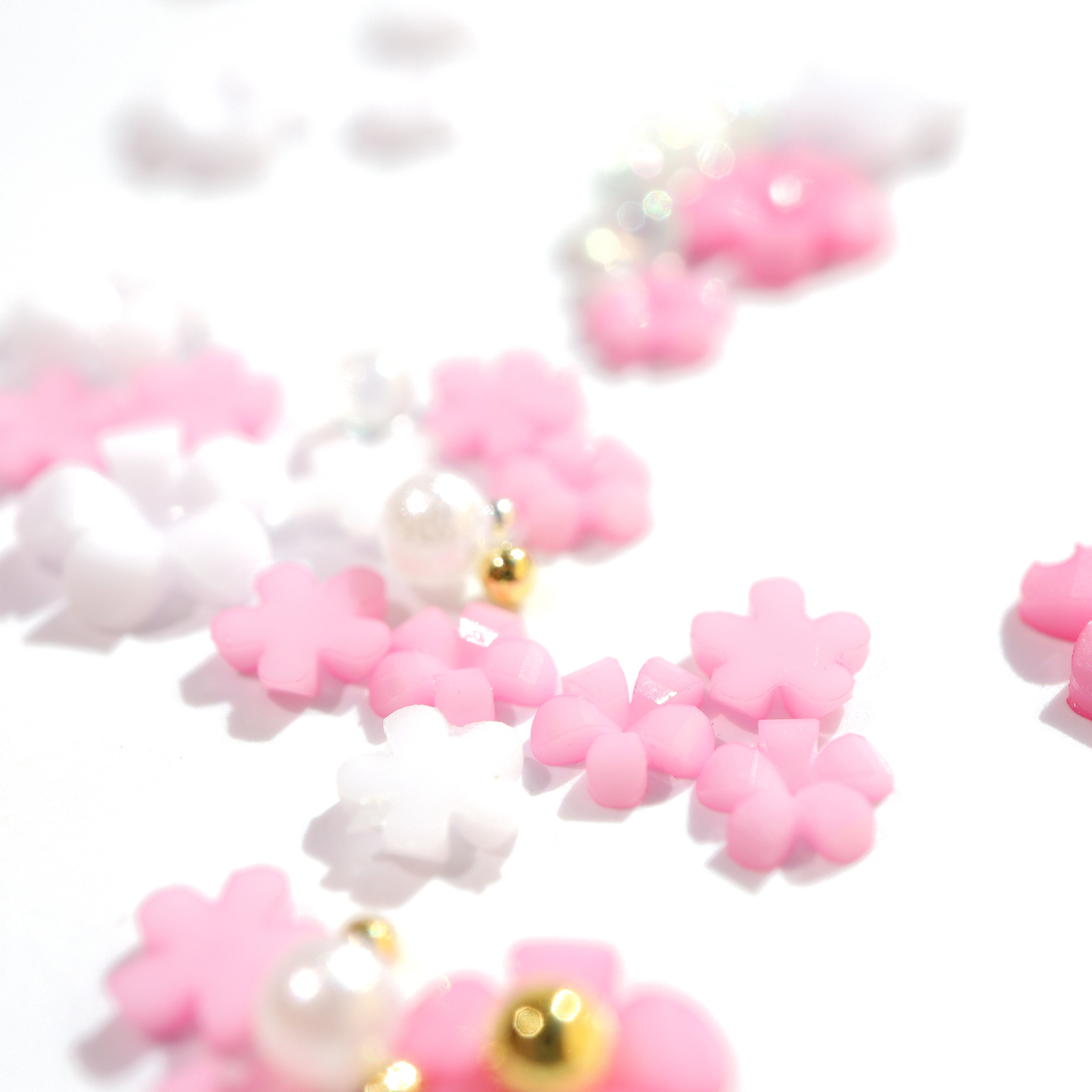 Nail art blommor vita/rosa + Pärlor