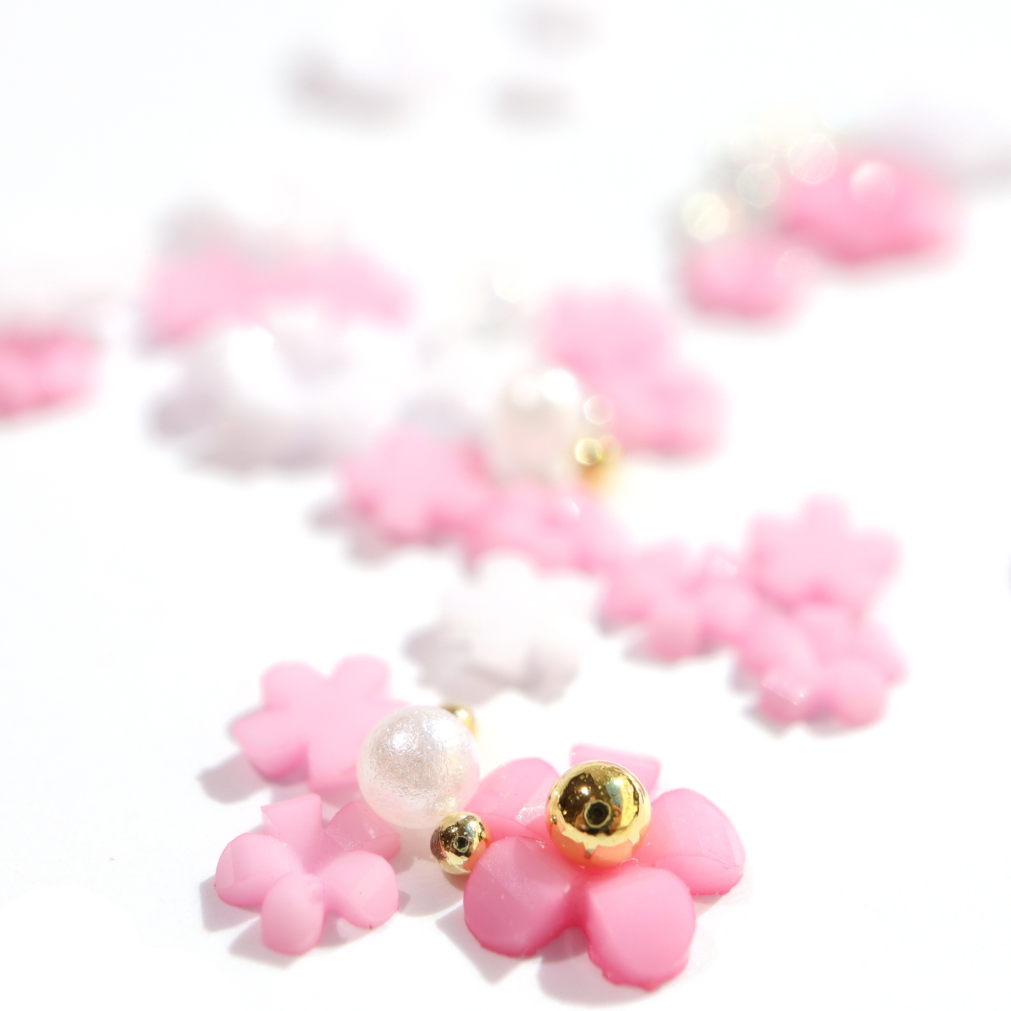Nail art blommor vita/rosa + Pärlor