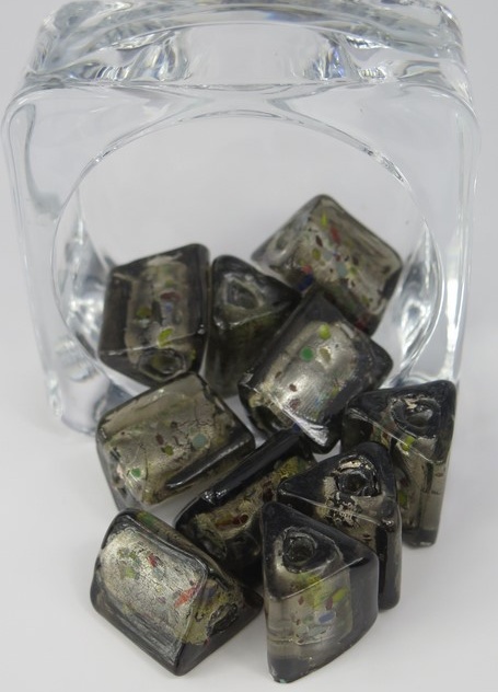 Glaspärlor trekantiga svart/silver