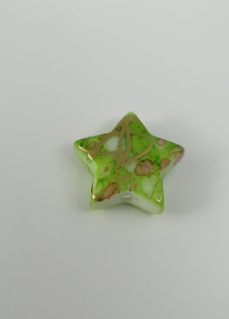 "Porslins" pärla stjärna 10mm Grön