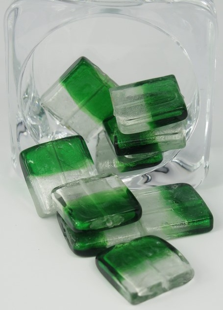 Fyrkantiga glaspärlor grön/vit