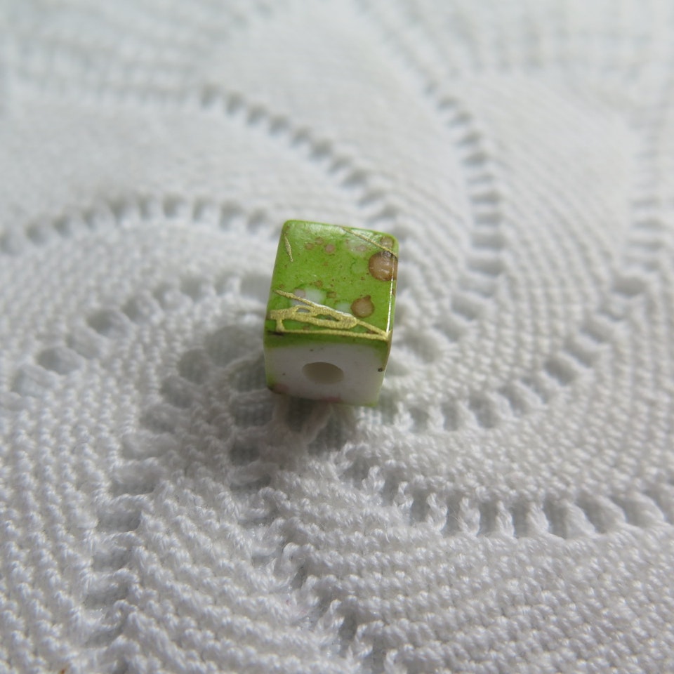 "Porslins" pärla  grön - 25p