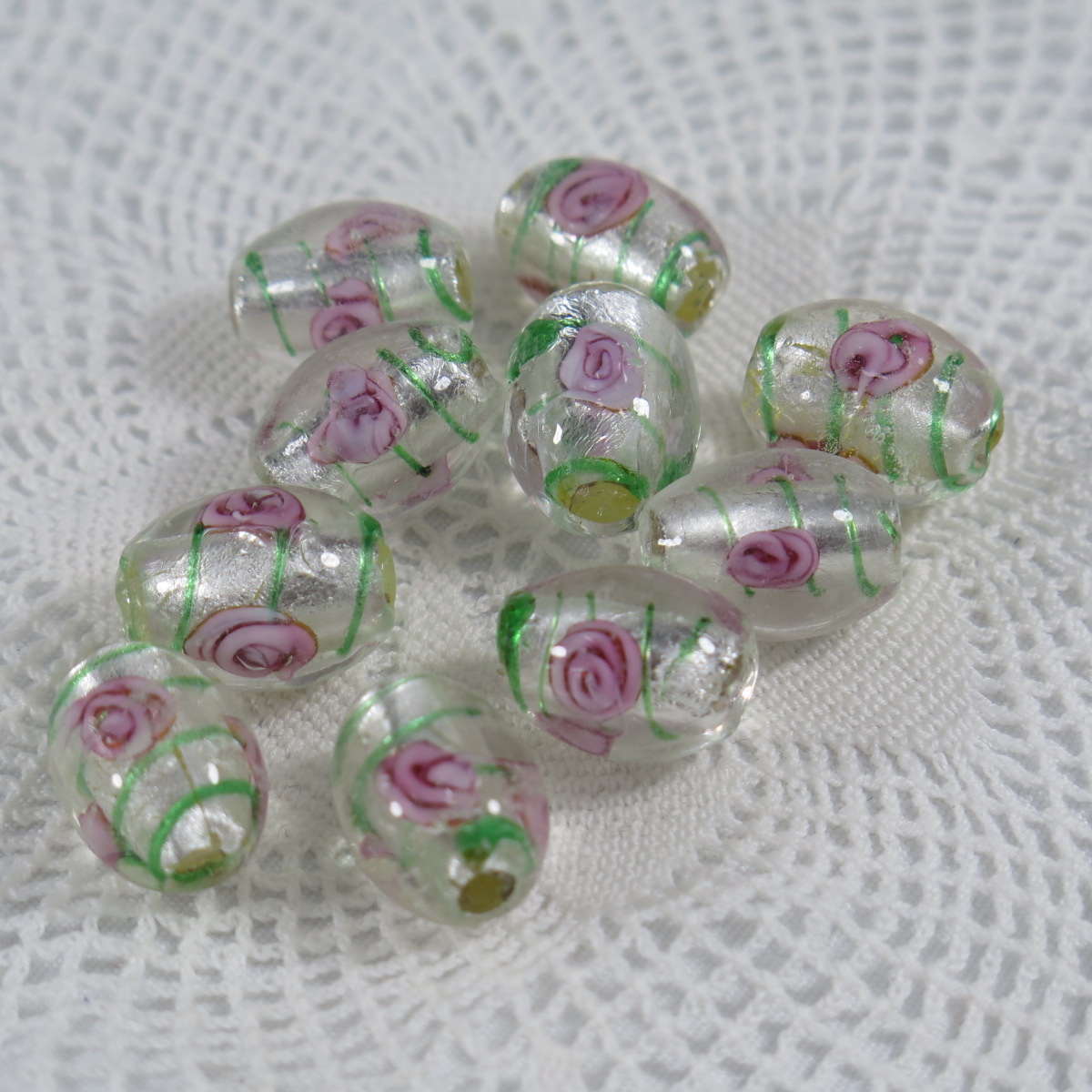 Ovala glaspärlor med blomma vit med grön rand