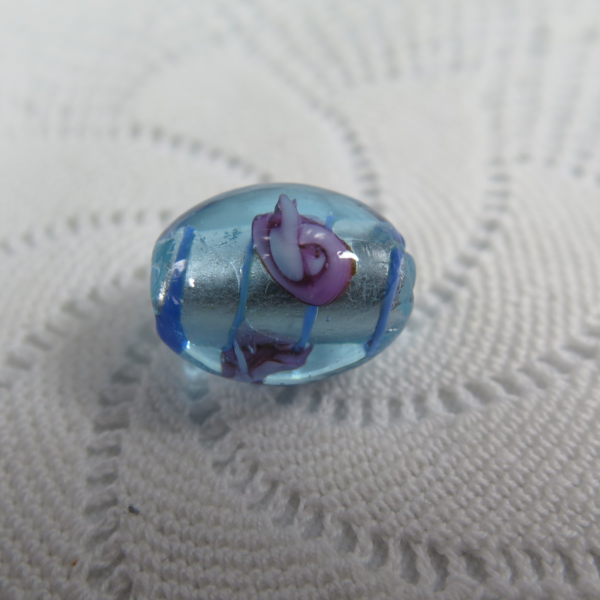 Ovala glaspärlor med blomma ljusblå med blå rand