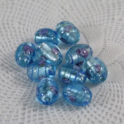 Ovala glaspärlor med blomma ljusblå med blå rand