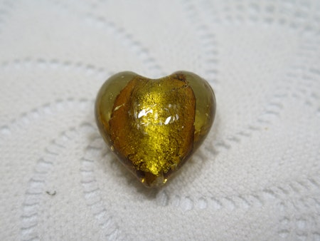 Hjärtformade glaspärlor guldbrun 10-p