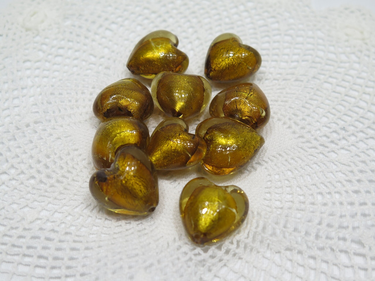 Hjärtformade glaspärlor guldbrun 10-p