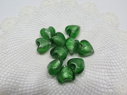Hjärtformade glaspärlor grön