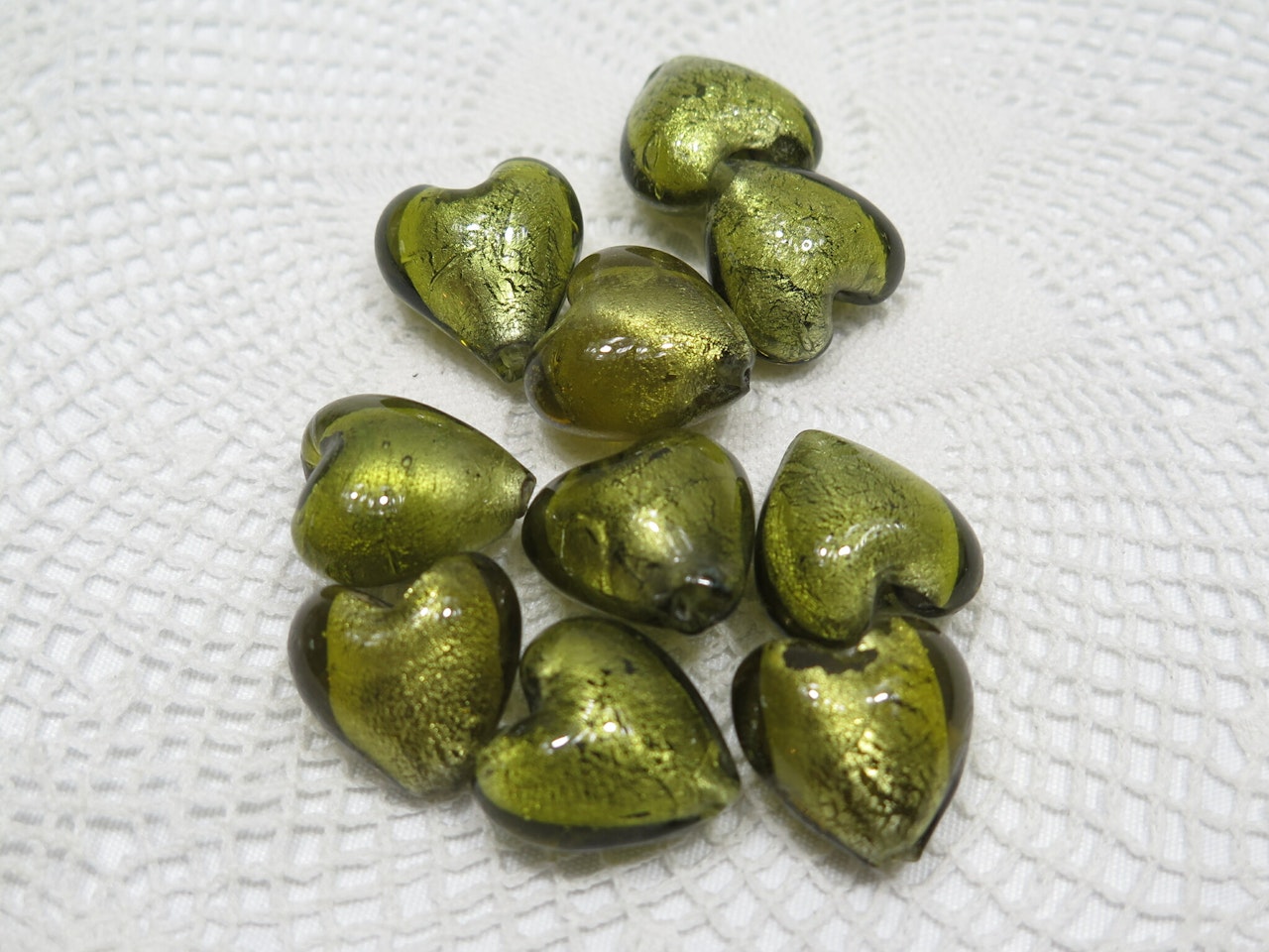 Hjärtformade glaspärlor gulgrön 10-p
