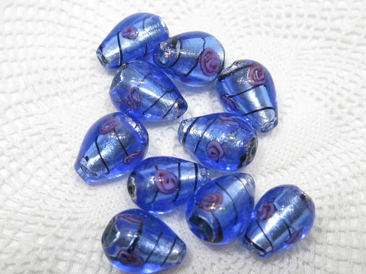 Droppformade glaspärlor med blomma blå med svart rand