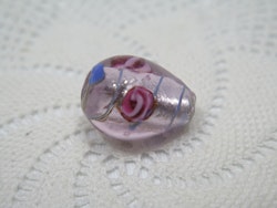 Droppformade glaspärlor med blomma rosa med blå rand