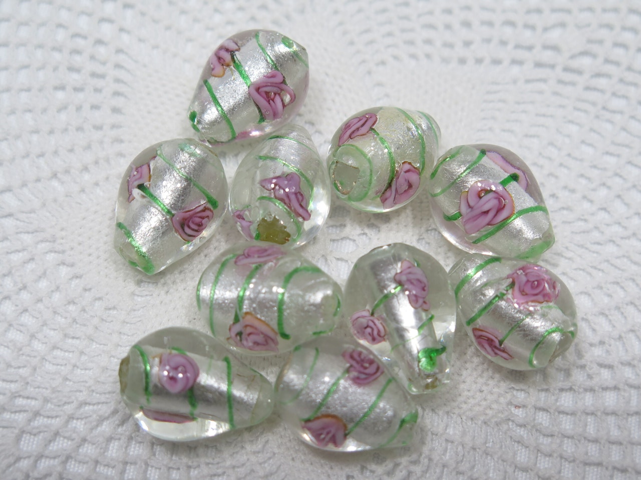 Droppformade glaspärlor med blomma vit med grön rand