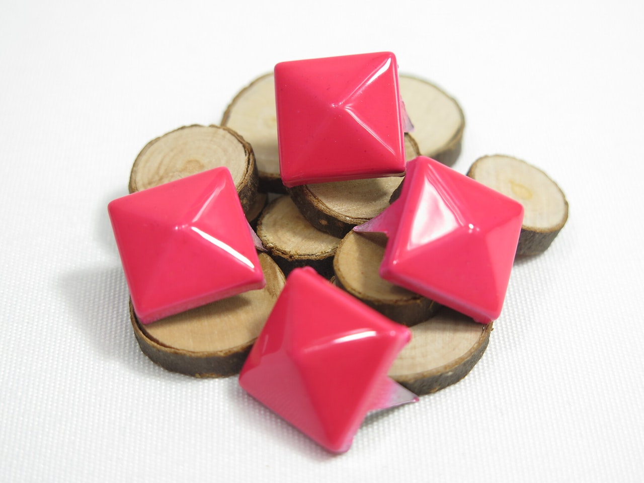 Pyramid nitar 15x15mm - Rosa plåt 5-pack