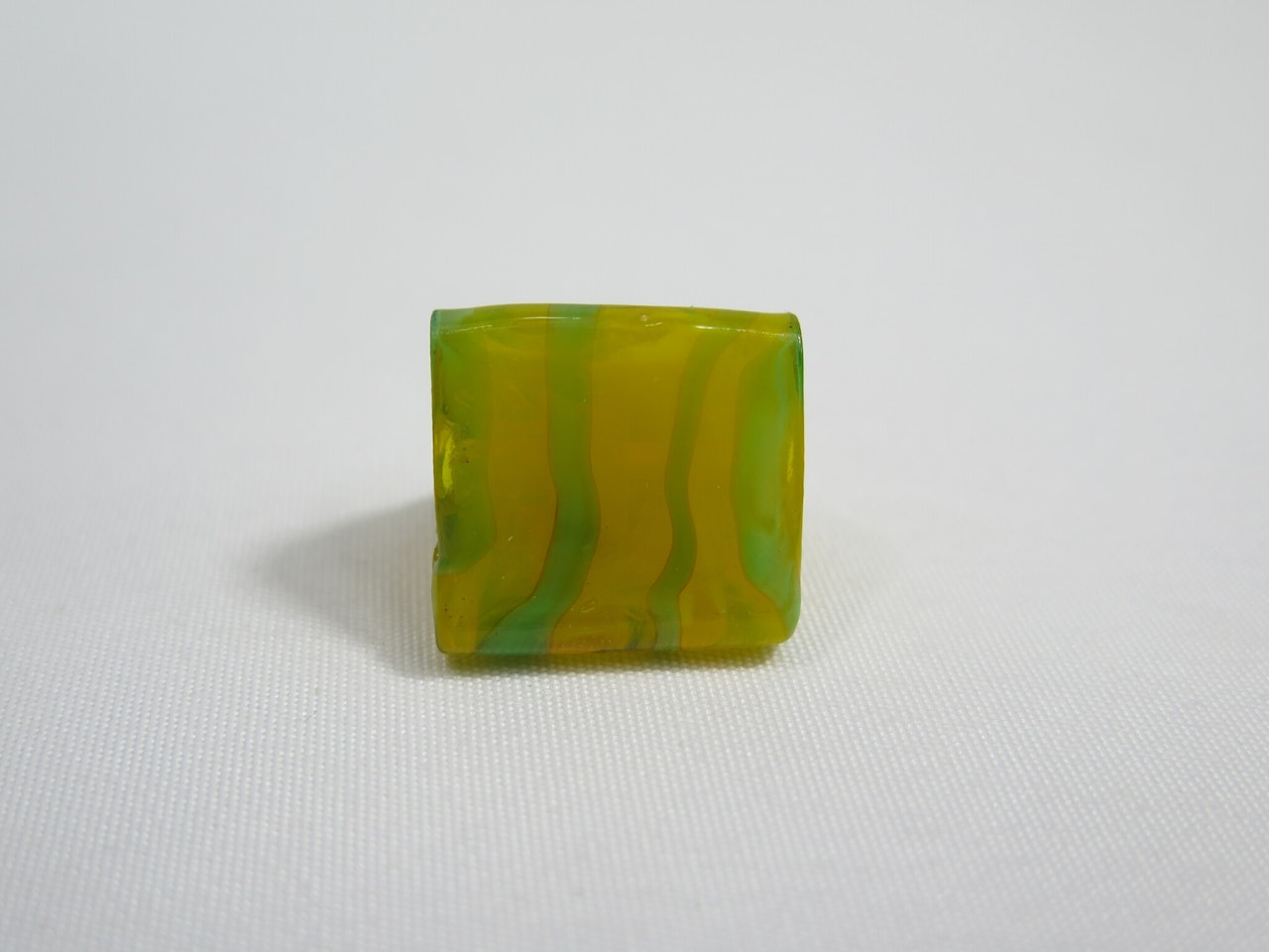Glaspärlor trekantiga randig gul/grön