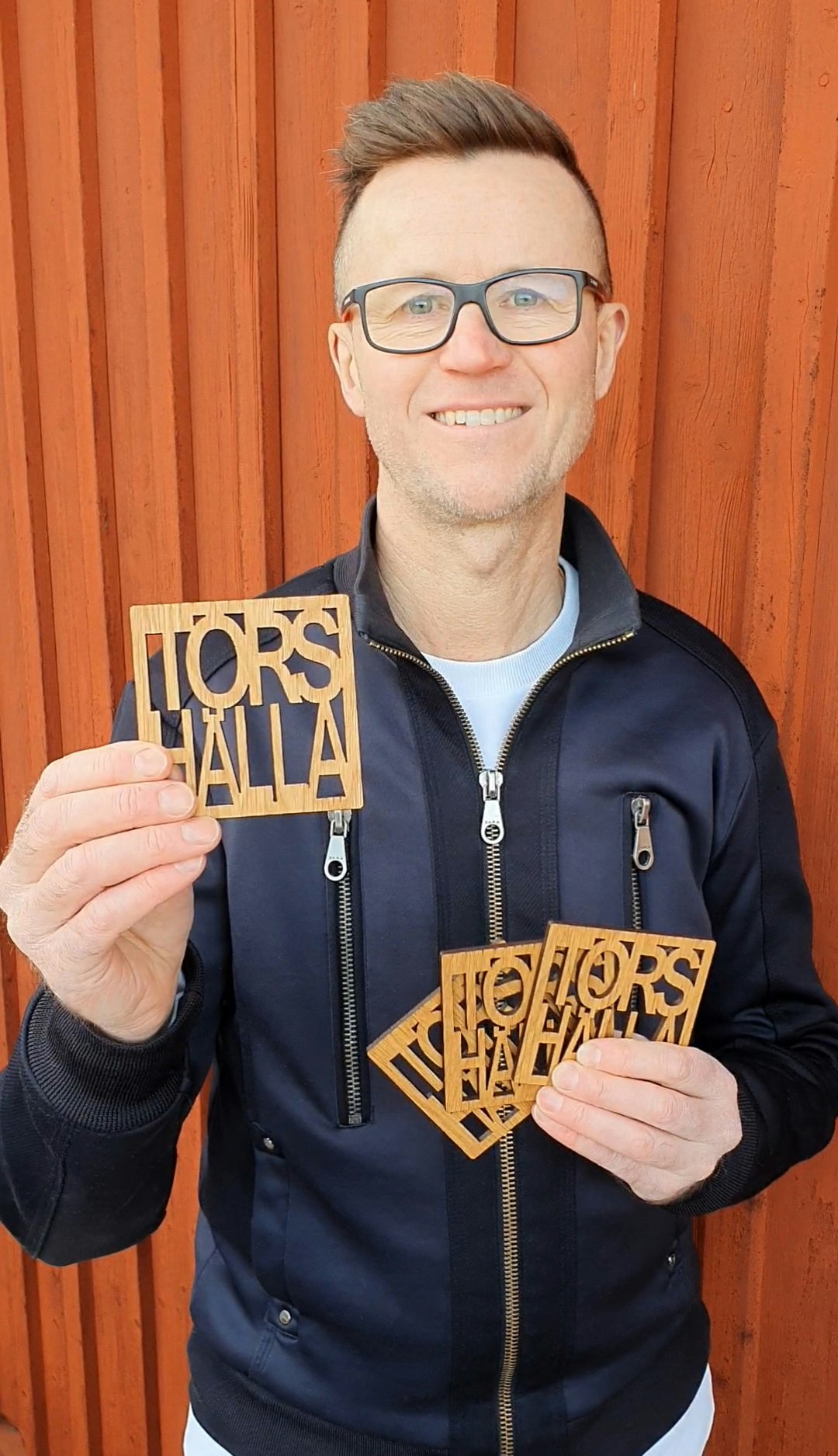 GLASUNDERLÄGG trä 4-pack – fyrkantig med valfri text