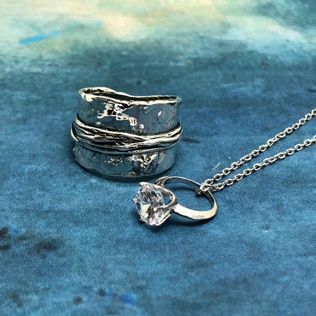 Seanna - Silverhalsband med liten fin ring