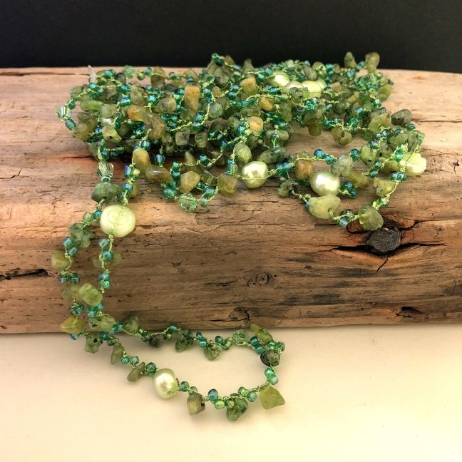 Emmi green - Långt halsband med äkta stenar och pärlor