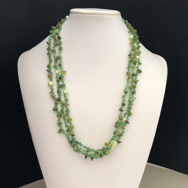 Emmi green - Långt halsband med äkta stenar och pärlor