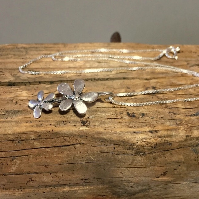 Silver flower - halsband med två blommor