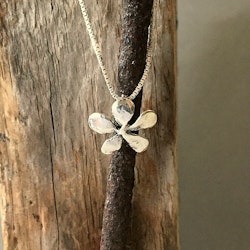 Silver flower - halsband med en blomma