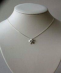 Silver flower - halsband med en blomma