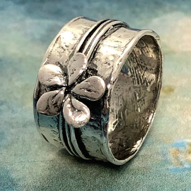 Silver flower - Vacker ring i rå framtoning