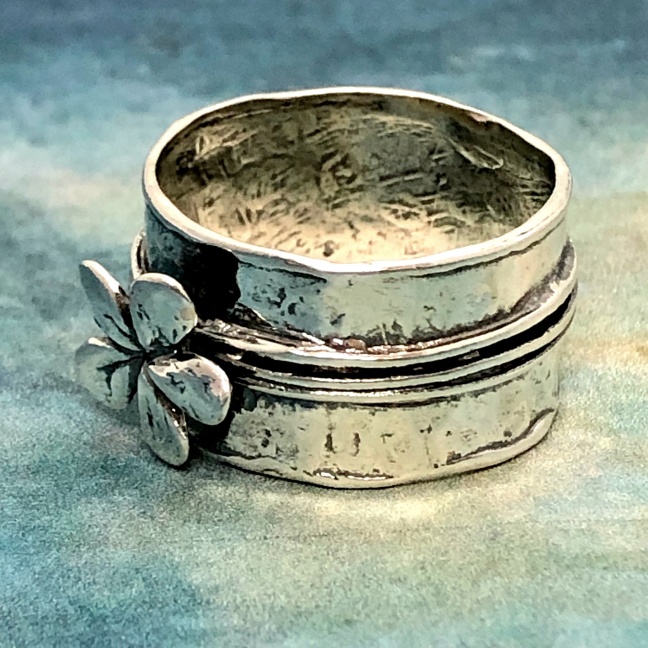 Silver flower - Vacker ring i rå framtoning