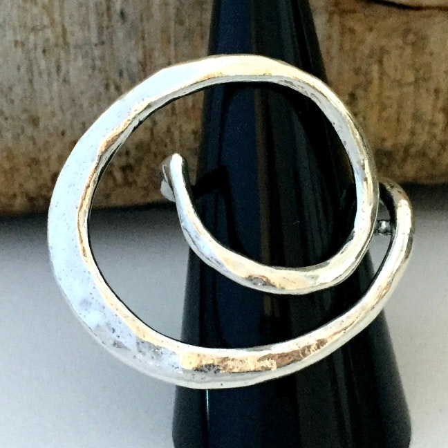 Alissa - Silverring med design som sticker ut