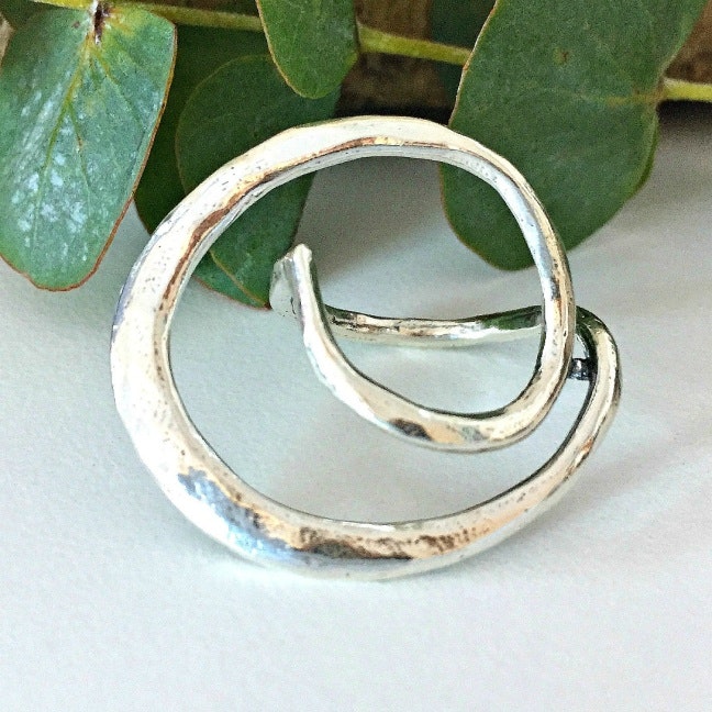 Alissa - Silverring med design som sticker ut