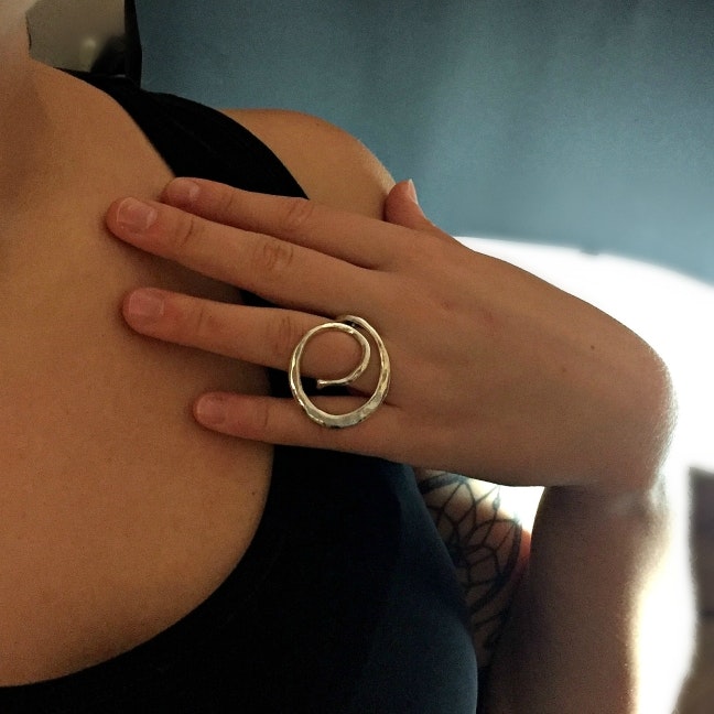 Alissa - Silverring med design som sticker ut