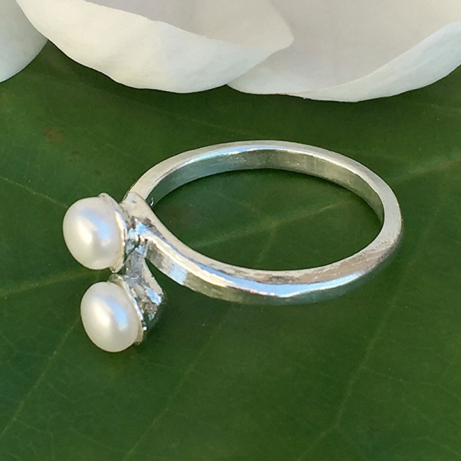 Chantelle - Vacker silverring med vita sötvattenpärlor