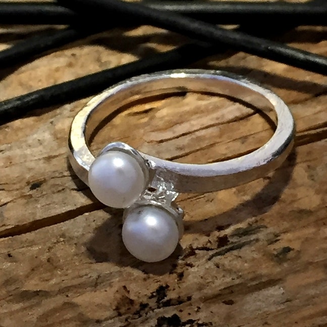 Chantelle - Vacker silverring med vita sötvattenpärlor