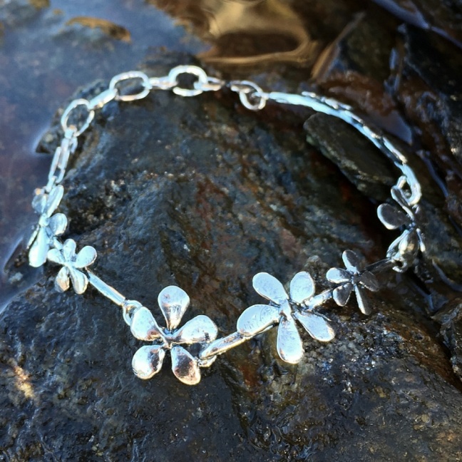 Silver flower - Armband med blommor helt i silver