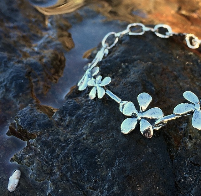 Silver flower - Armband med blommor helt i silver