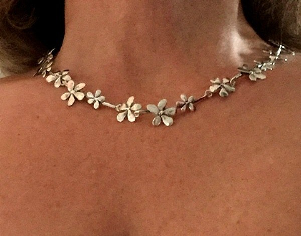 Silver flower - Ljuvligt halsband. ÖRHÄNGEN (149.-) PÅ KÖPET