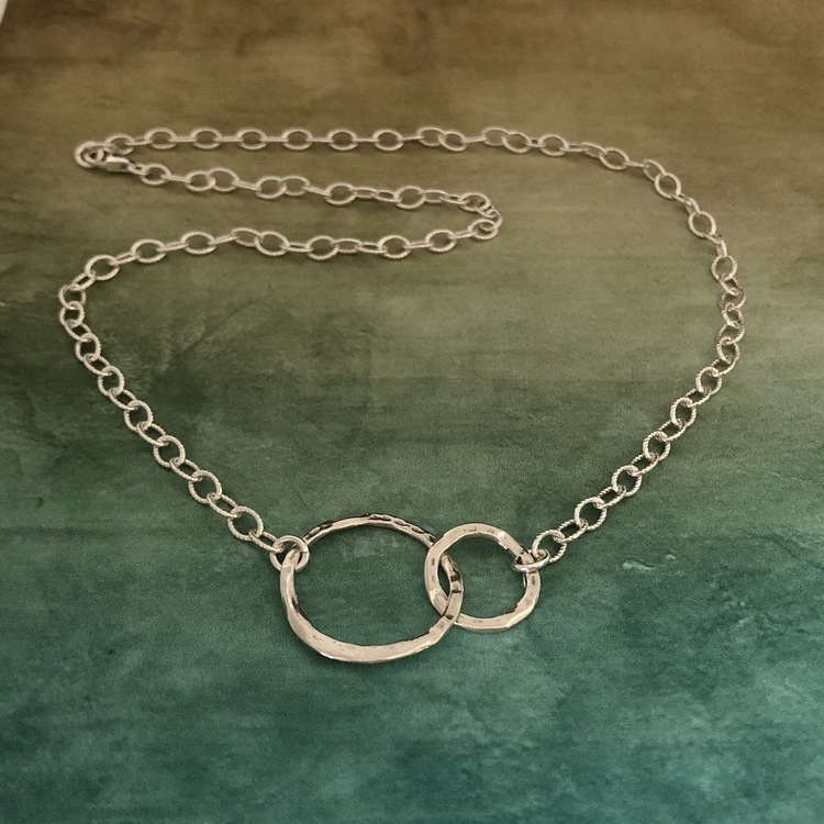 Freja - Halsband med hamrade ringar