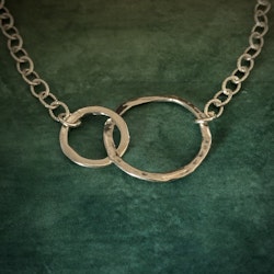 Freja - Halsband med hamrade ringar