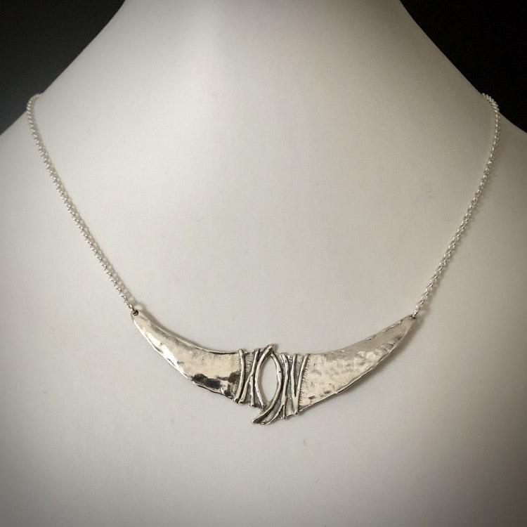 Beatrix - Halsband med rå och elegant touch