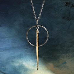 Marcella - Halsband i svart och guld. 46 cm eller 70 cm