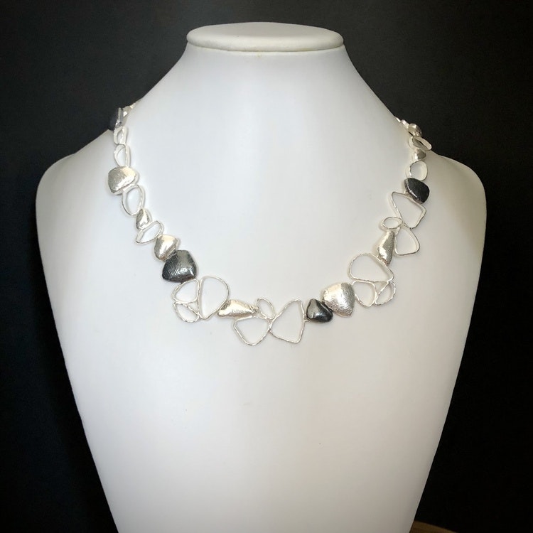 Aurora - Stilfullt halsband.