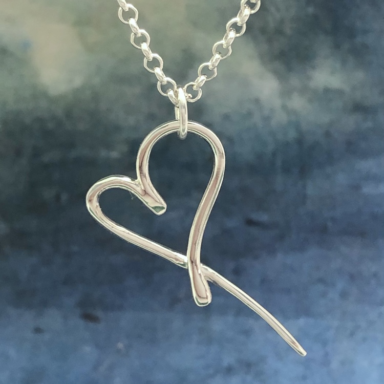 Lexie - Silverhalsband med snyggt designat hjärta