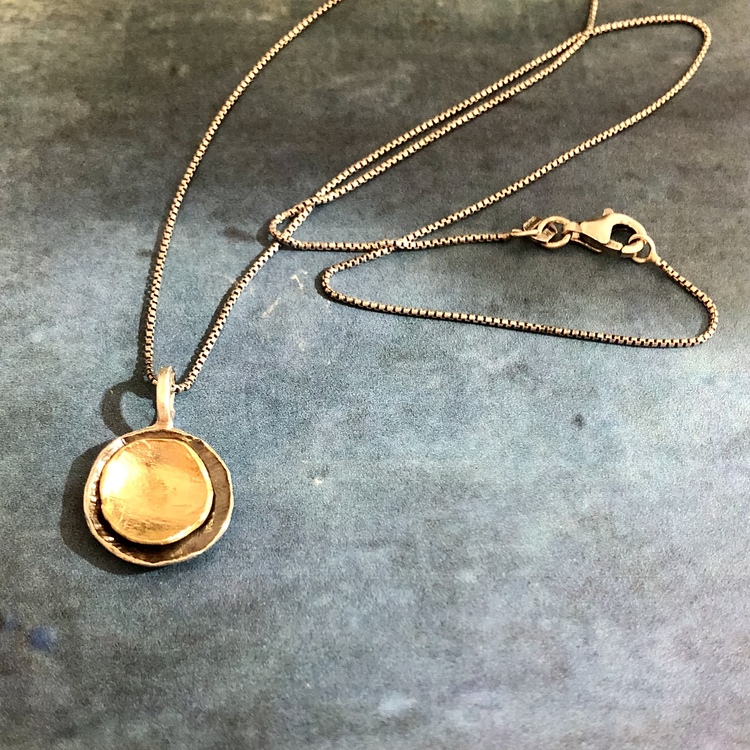 Christa - Snyggt halsband med guldplätering och svartoxid