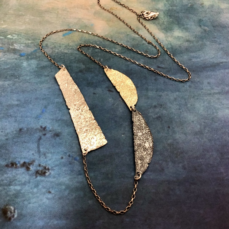 Sadie - Långt silverhalsband i svart, silver och guld