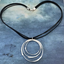 Agatha - Snyggt halsband i silver och läder
