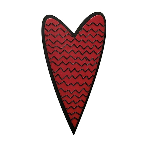 Stor brosch med rött vågmönstrat hjärta i plexi