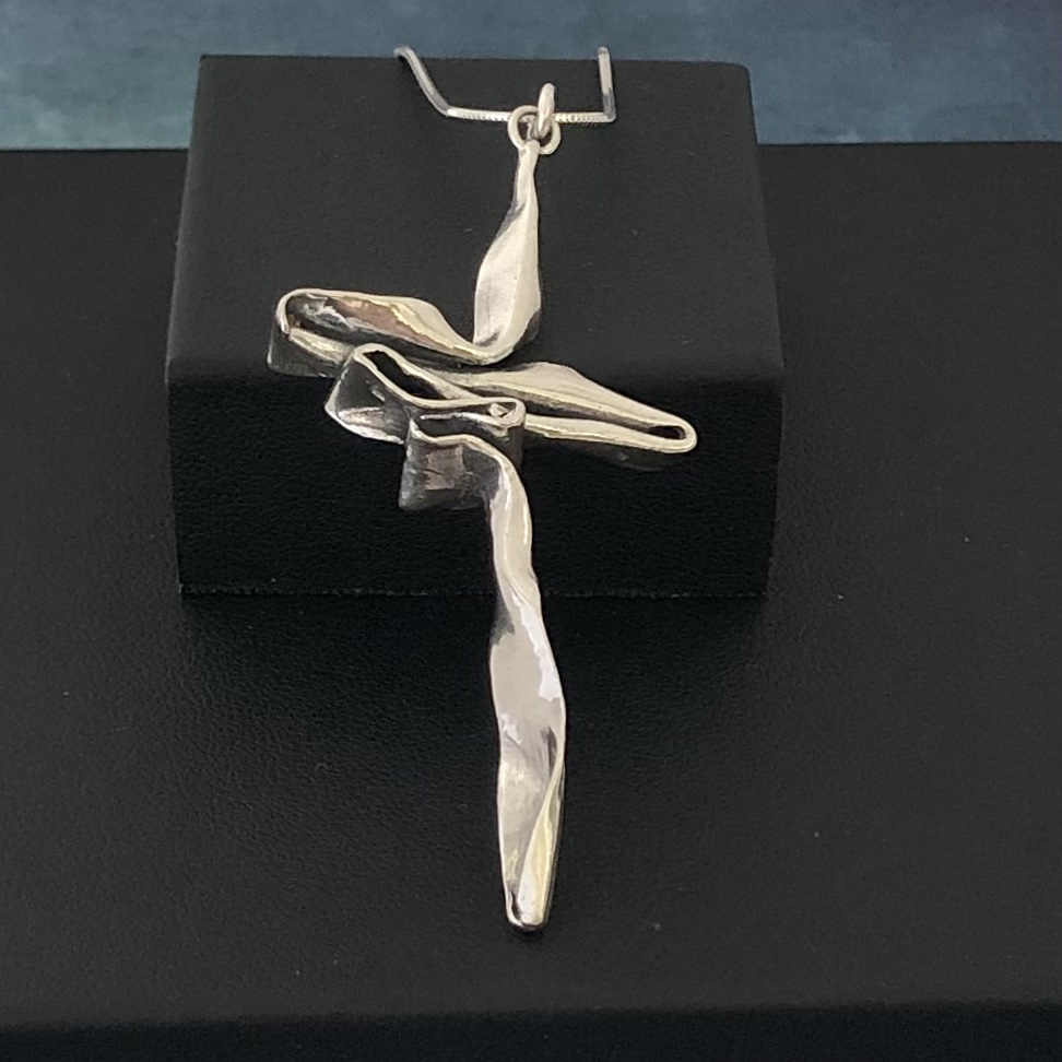 Faith - Halsband med silverkors i snygg design