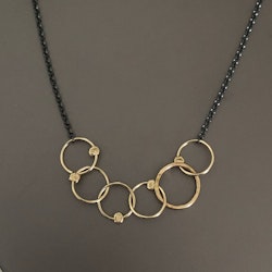 Idun - Nätt halsband med guldpläterade ringar