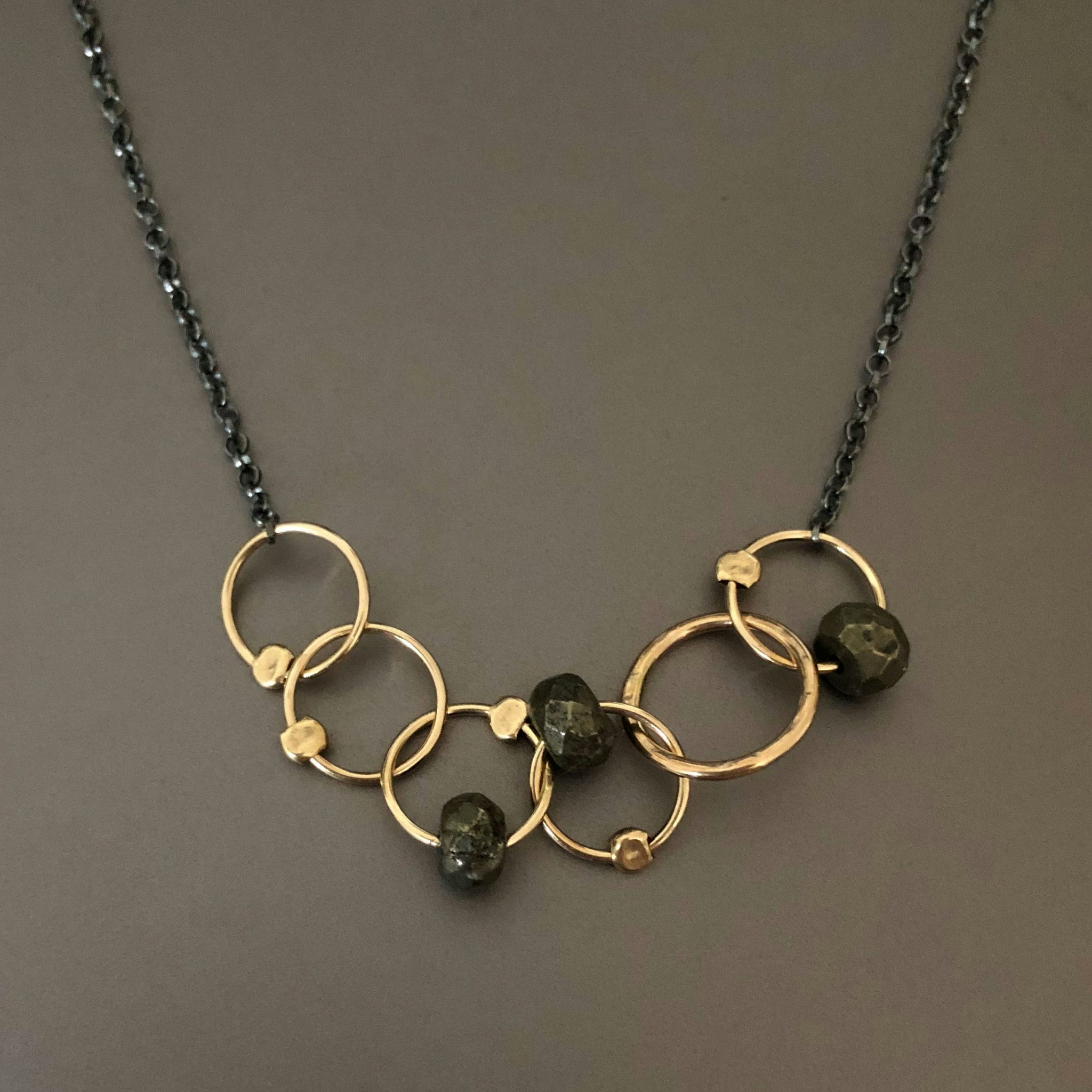 Indra - Nätt halsband i silver, guld och pyrit
